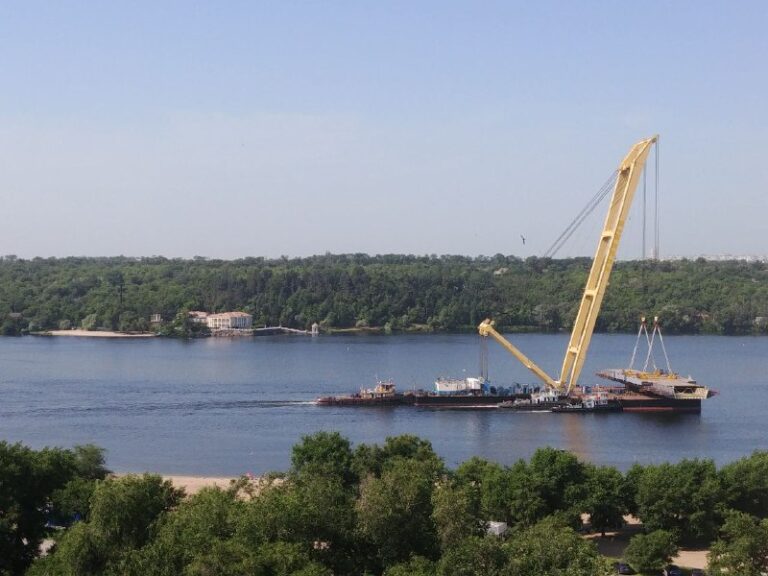 Плавкран “Захарий” сегодня возвращается к строительству вантового моста (ФОТО)