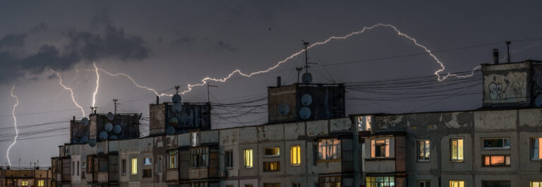 Грозовые тучи и яркие молнии показал запорожский фотограф