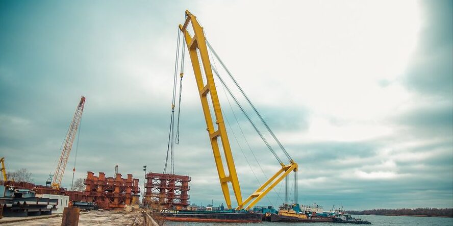 Кран “Захарий” поможет смонтировать 70% конструкций вантового моста в Запорожье