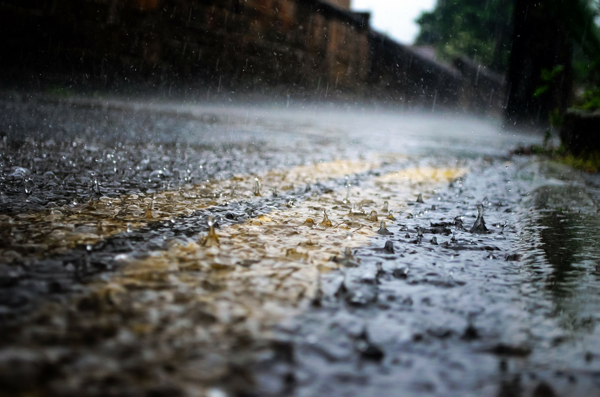 В Запорожье объявили штормовое предупреждение: город накрыло дождем