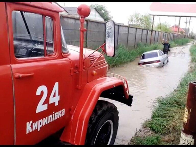 Спасатели вытаскивали людей из воды на затопленных запорожских курортах