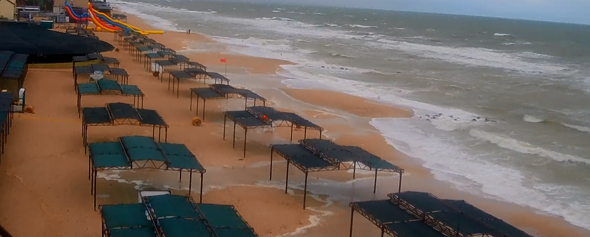 В Кирилловке затопило пляжи из-за шторма на море