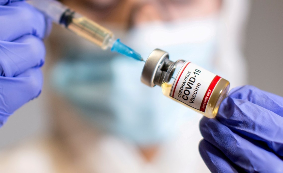 Вакцину CoronaVac могут одобрить для путешествий за границу: что нужно знать