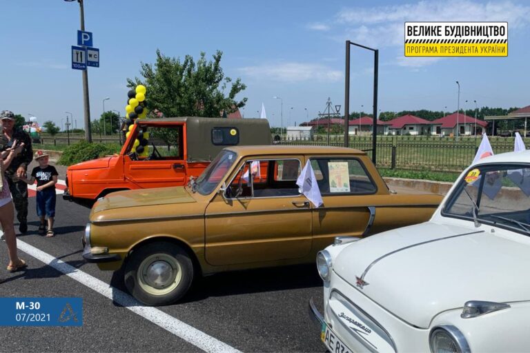 Запорожские ретроавтомобили были замечены во время автопробега по “Дороге Единства”