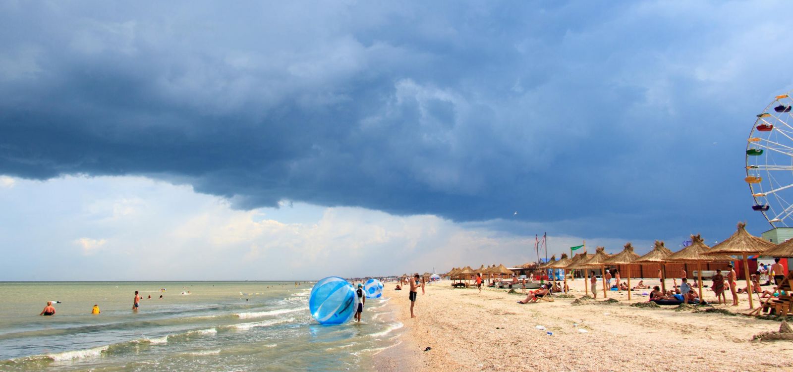 Центральный пляж в Кирилловке освободят от шезлонгов и навесов: подробности