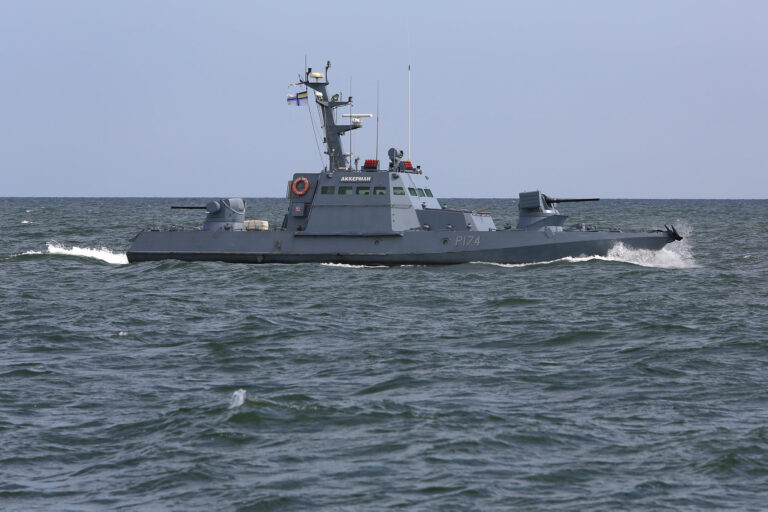 Командующий Военно-морскими силами Украины обещает усилить оборону Азовского моря