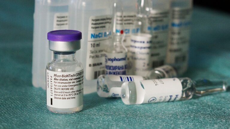 Вакцина Pfizer уже в Запорожье: кто и где ее получит