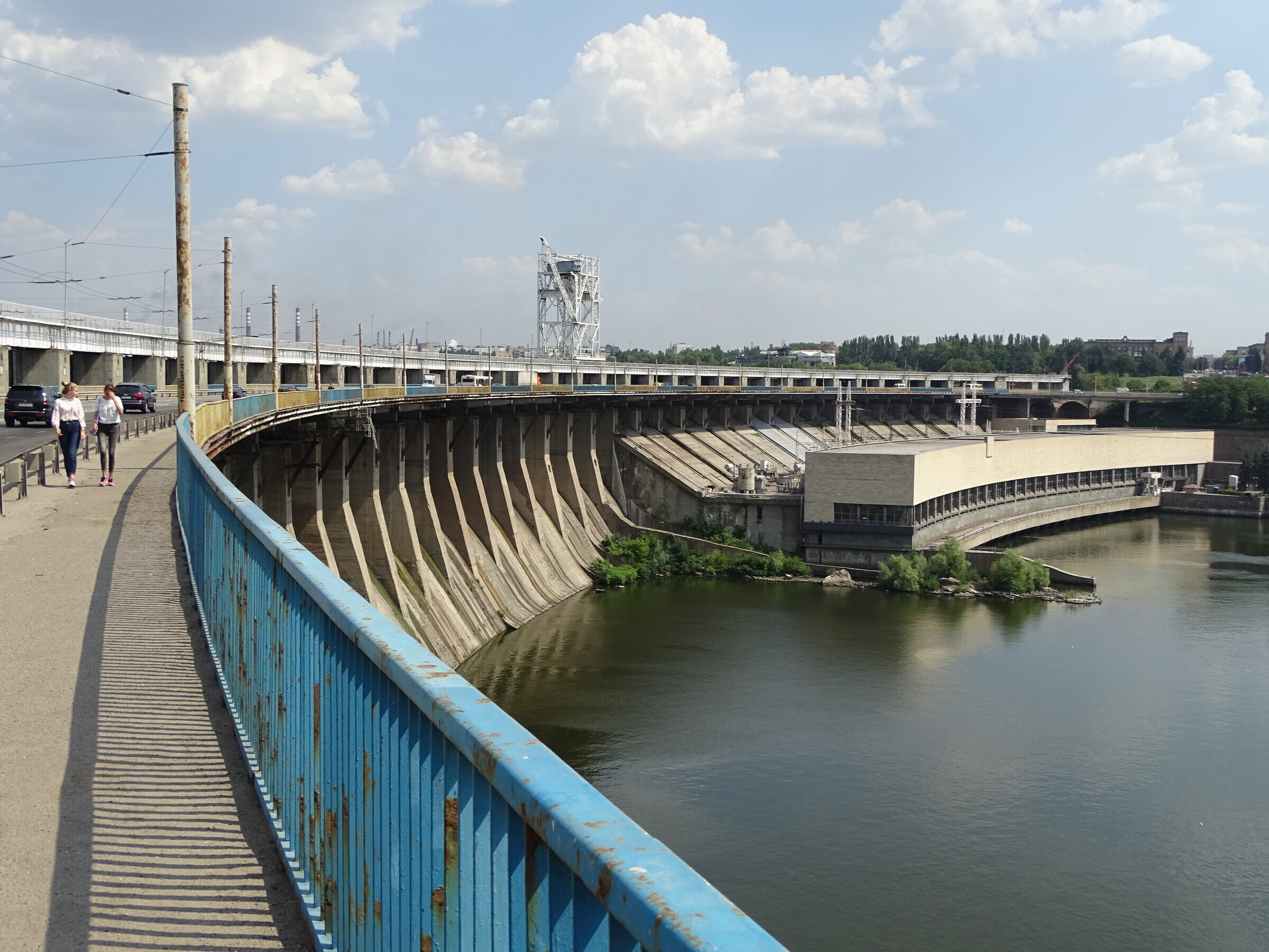 В Запорожье просят заперить движение транспорта по плотине ДнепроГЭС из-за её технического состояния