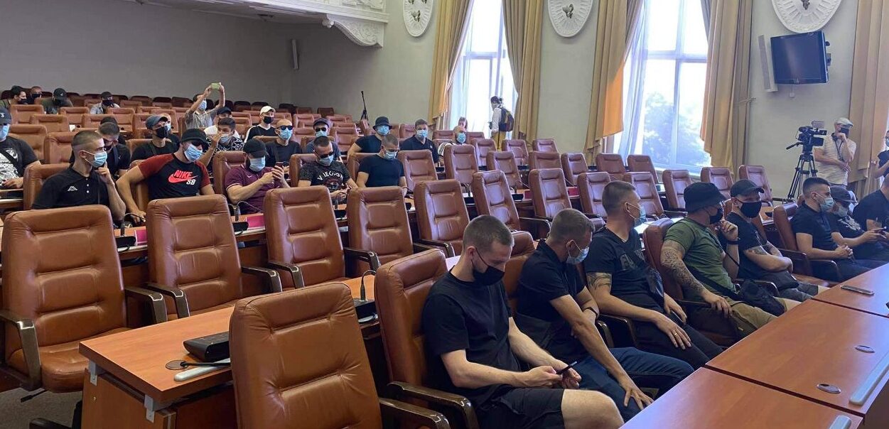 Незаконная сессия и “титушки” в здании: что сегодня происходит в городском совете Запорожья