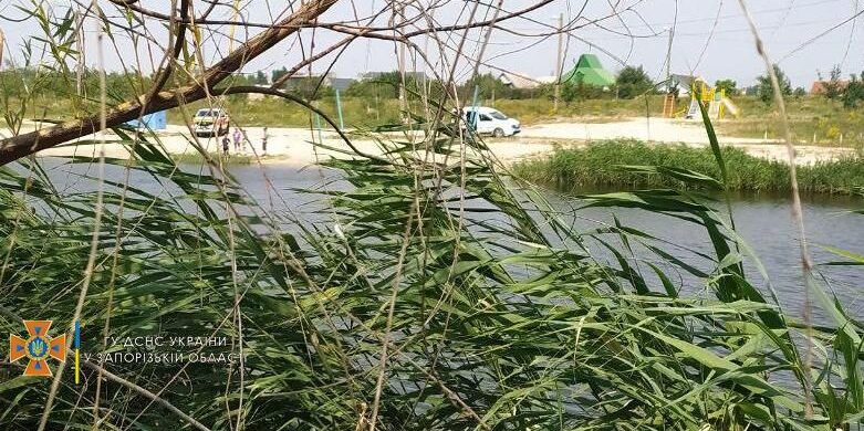 В Запорожской области спасатели за сутки нашли тела двух мужчин в озере