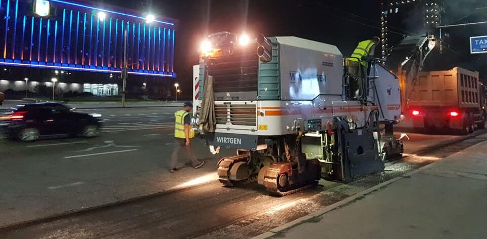Запорожские дорожники ночью ремонтировали дорогу по проспекту Соборному