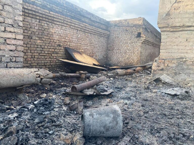 Пожар в Запорожье: что сейчас происходит на крыше пострадавшего от пожара дома и как помогают жильцам