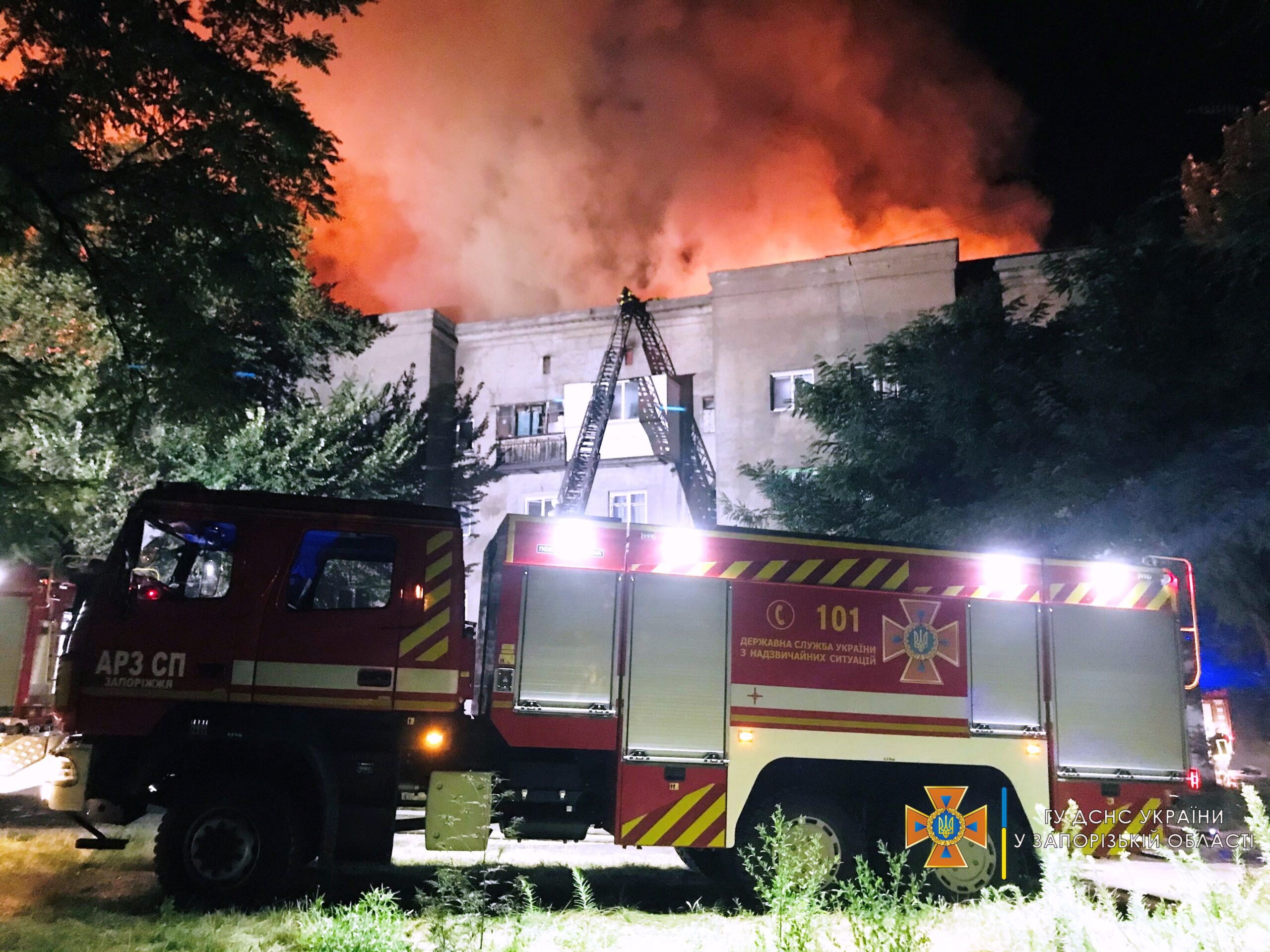 Что происходит сейчас на месте взрыва в жилом доме в Запорожье
