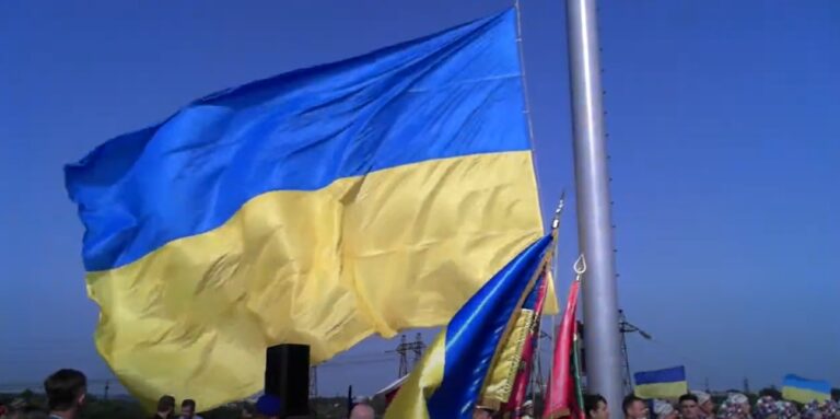 Флаг Украины торжественно подняли на самой высокой точке в Запорожье (ВИДЕО)
