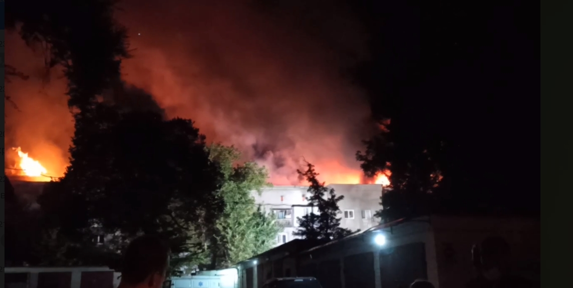 Пожар в центре Запорожья: спасатели тушат крышу дома и эвакуируют людей