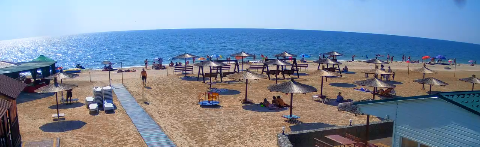 Люди в море почти не купаются: как отдыхают в Кирилловке прямо сейчас (ФОТО)