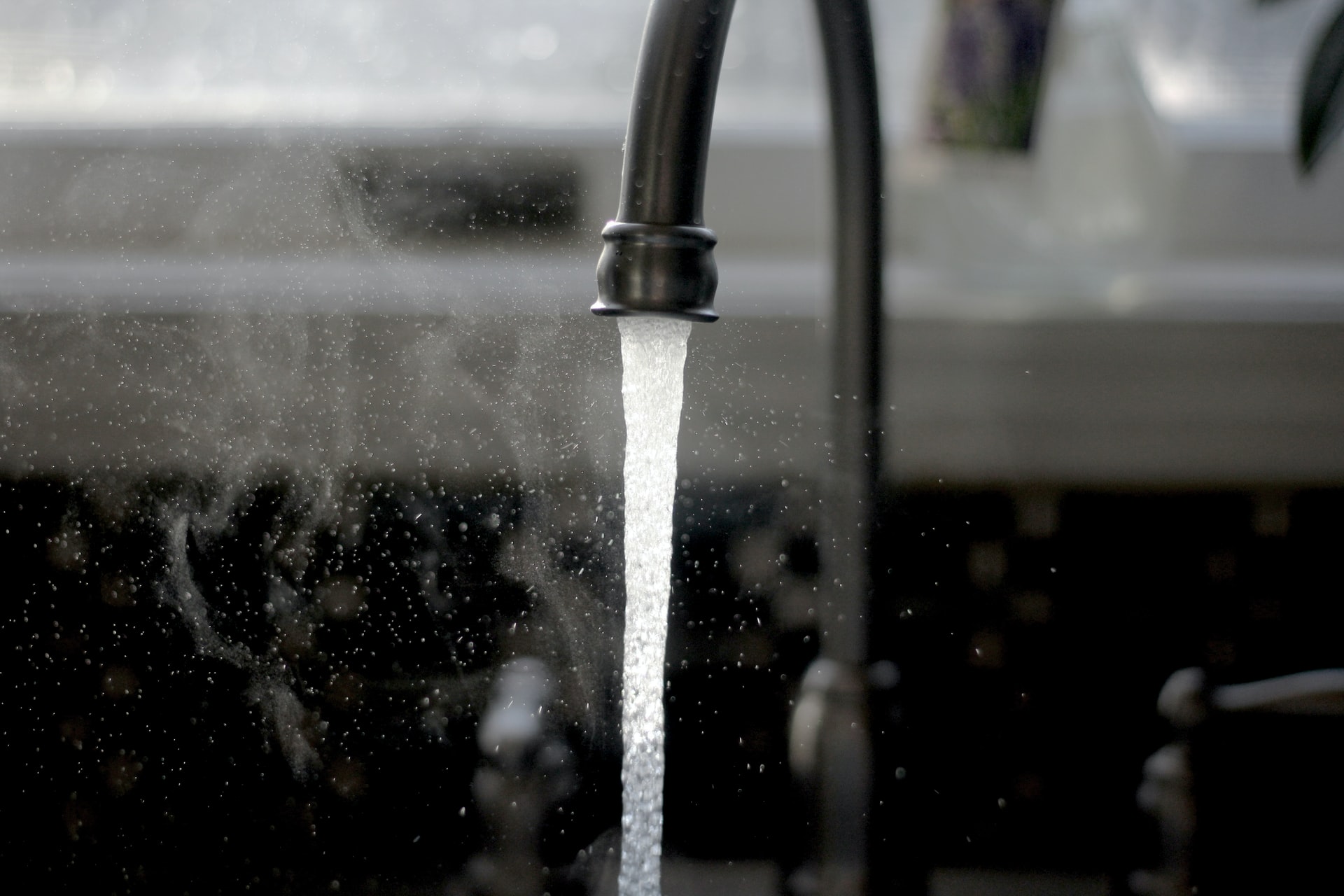 Завтра десятки домов в Запорожье останутся без холодной воды (АДРЕСА)