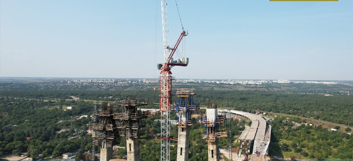 На вантовом мосту в Запорожье завершили бетонирование первой захватки на обеих ветвях пилона (ФОТО)