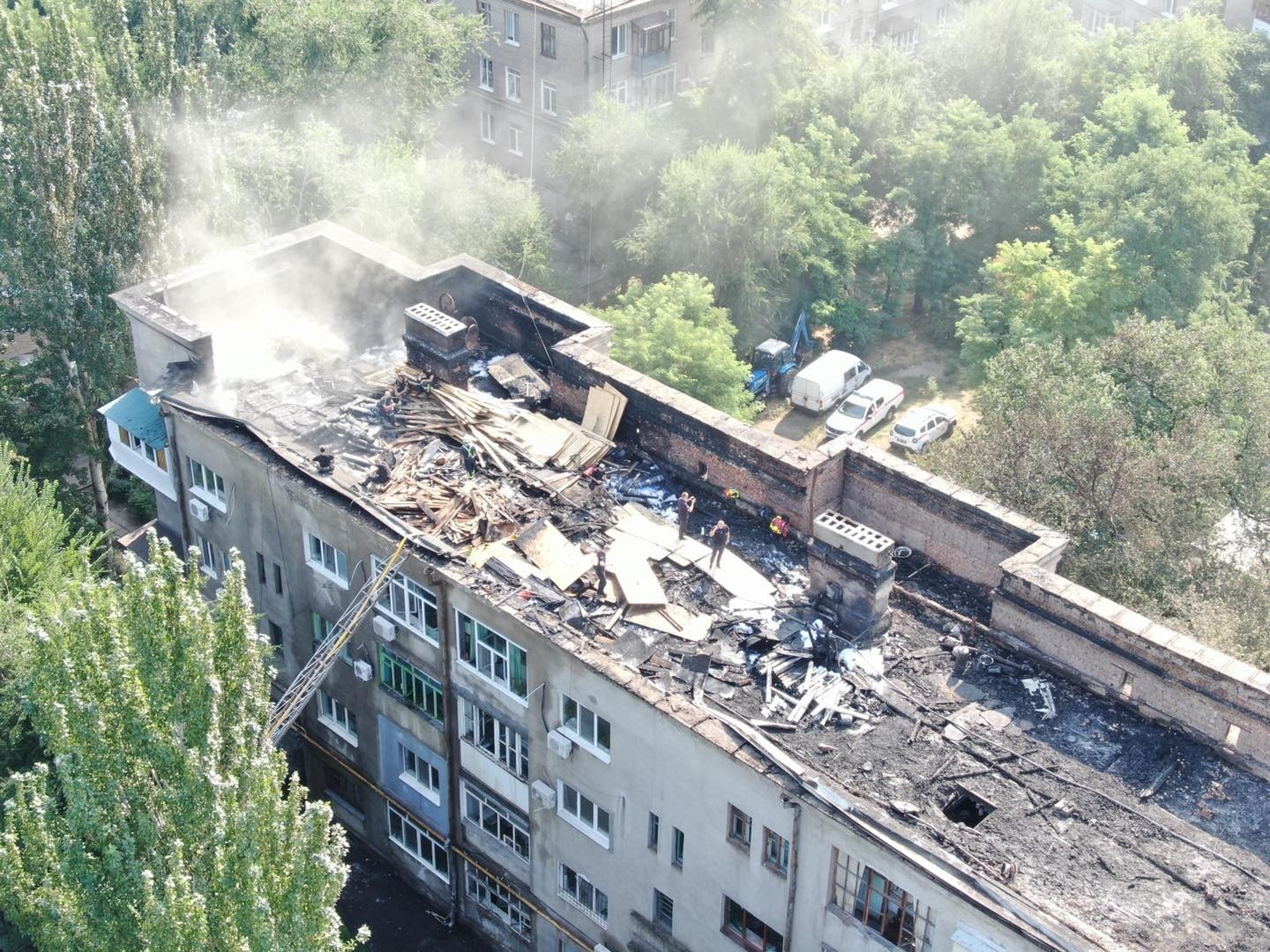 Как ликвидируют последствия возгорания крыши дома в центре Запорожья