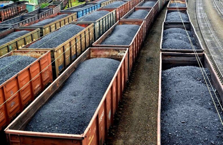Организованная преступная группа в Запорожской области воровала уголь прямо с поездов
