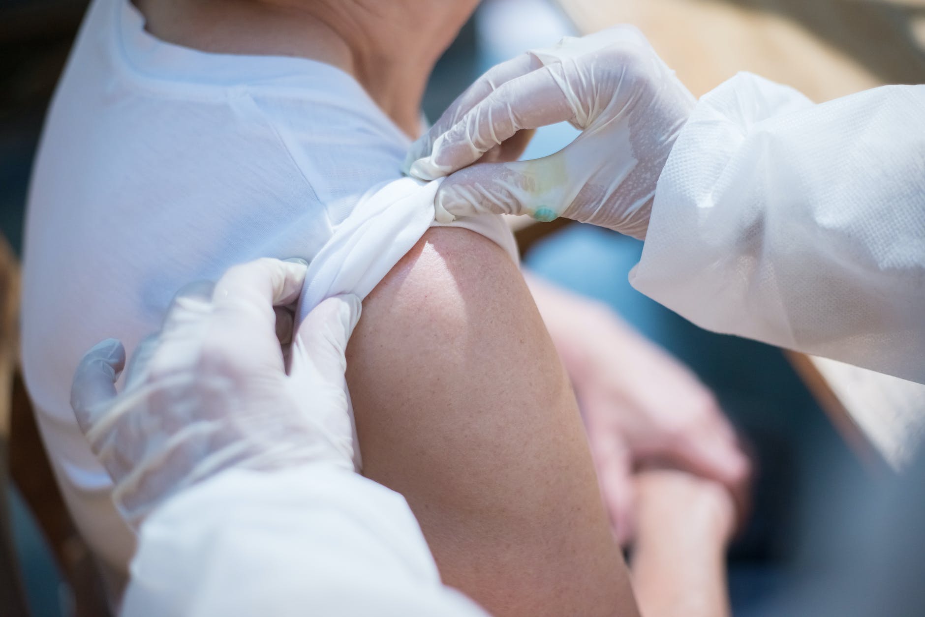 Обязательная вакцинация COVID-19: кого могут отстранить от работы в Запорожье