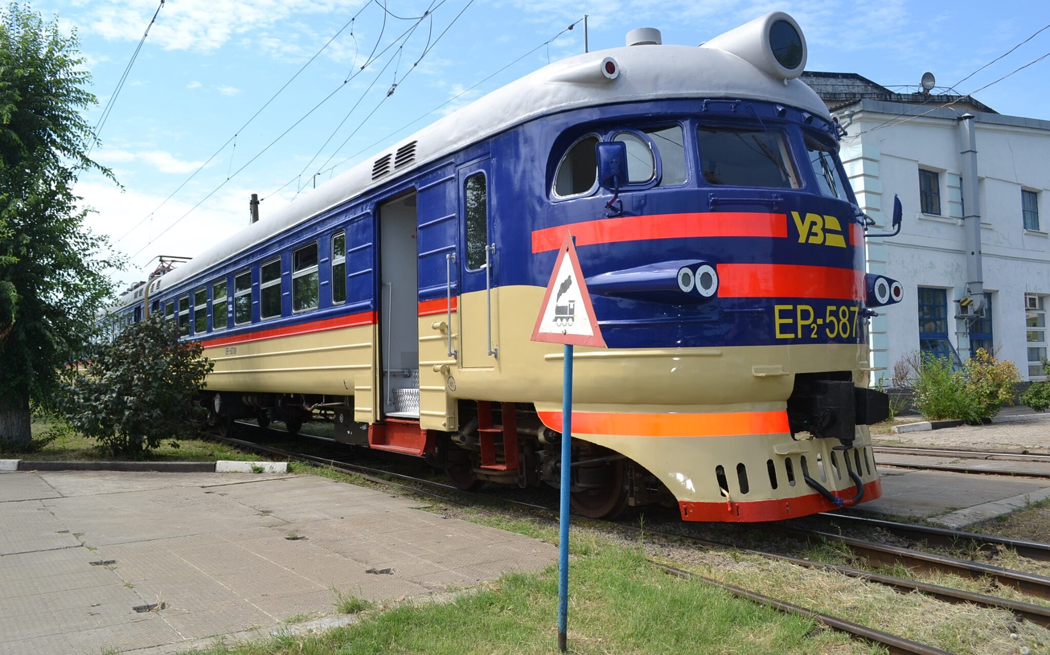 Поезд Запорожье- Никополь обновили внутри: (ФОТО)