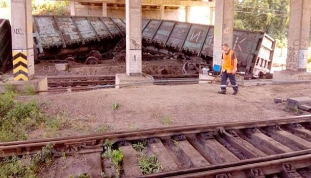 Поезда через Запорожья снова курсируют по расписанию после аварии с товарным поездом