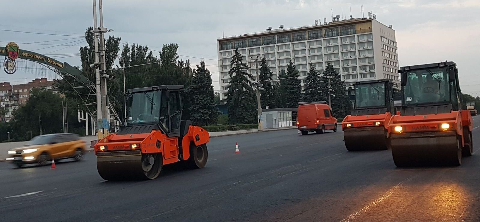 Ремонт дороги в центре Запорожья продолжается 