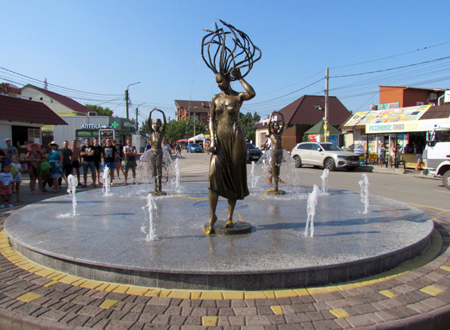 “Стихия воды”: в Кирилловке на Центральной площади появилась новая скульптура (ФОТО)