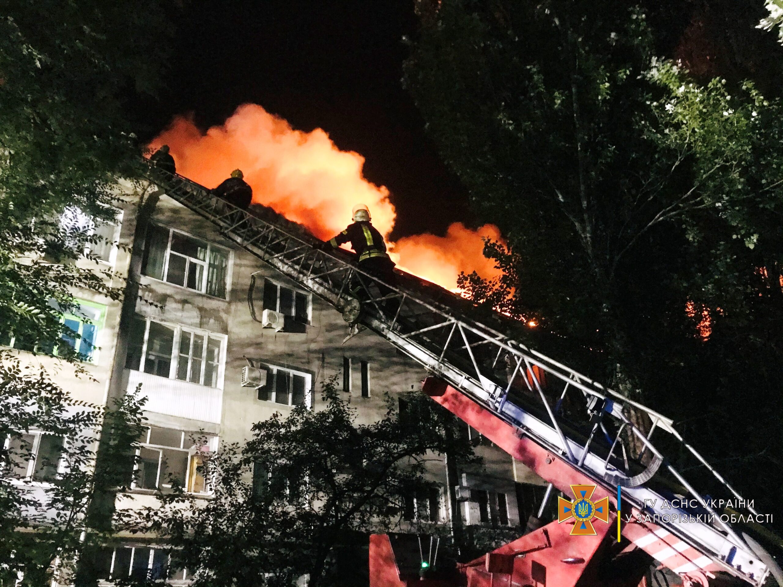 Возгорание в центре Запорожья на крыше дома ликвидировали, пострадавших среди жильцов нет