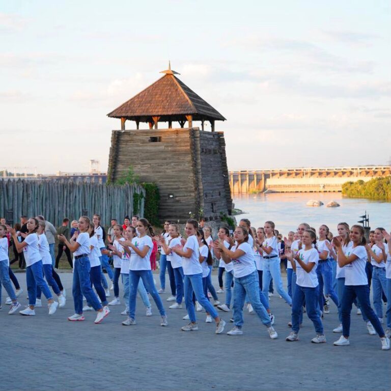 “Танцюй під українське”: запорожцы поддержали всеукраинский флешмоб (ФОТО)