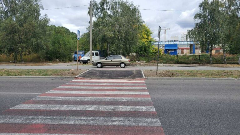 Новые тротуары обустраивают на Набережной магистрали в Запорожье (ФОТО)