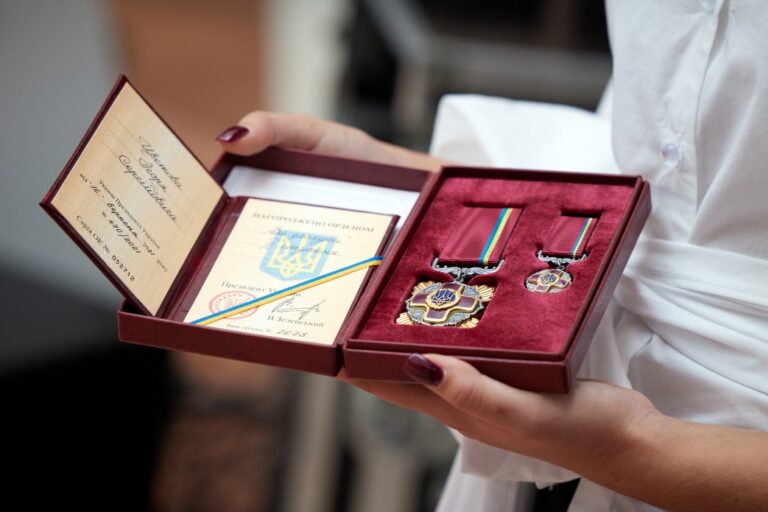 Запорожских паралимпийцев президент Украины наградил орденами