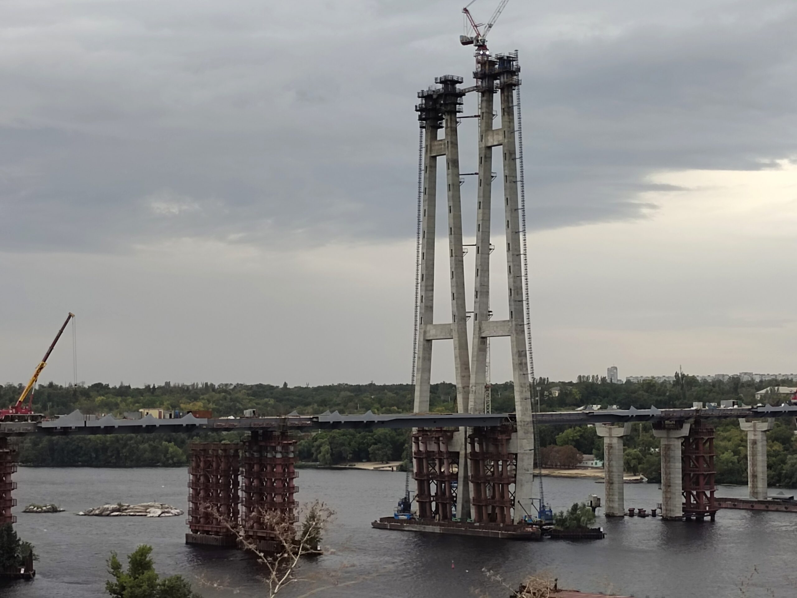 Лопнула цепь: на строительстве мостов в Запорожье пострадал мужчина