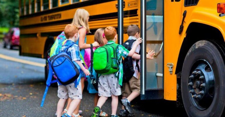 Проезд в коммунальном транспорте Запорожья просят сделать бесплатным для детей до 14 лет