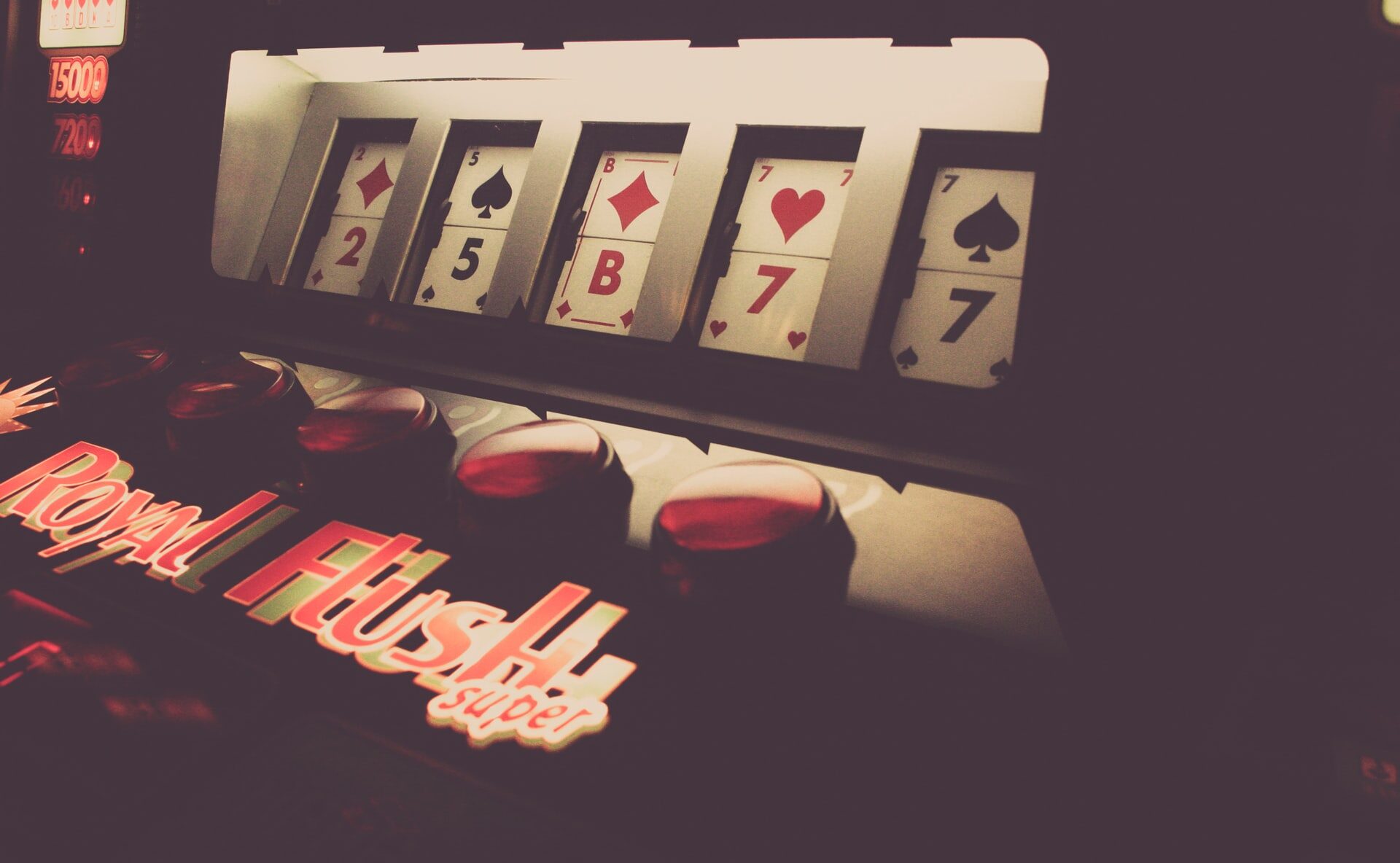 Ігрові автомати на гривні: чому відвідувачі казино обирають класику