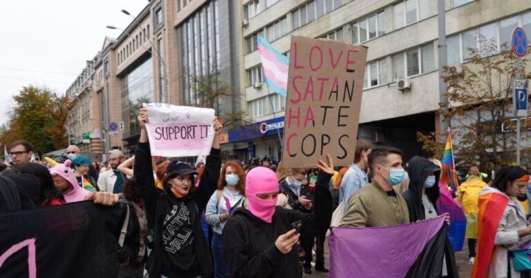 Участники ЛГБТ «Марша равенства» в Киеве призвали любить сатану и ненавидеть полицию