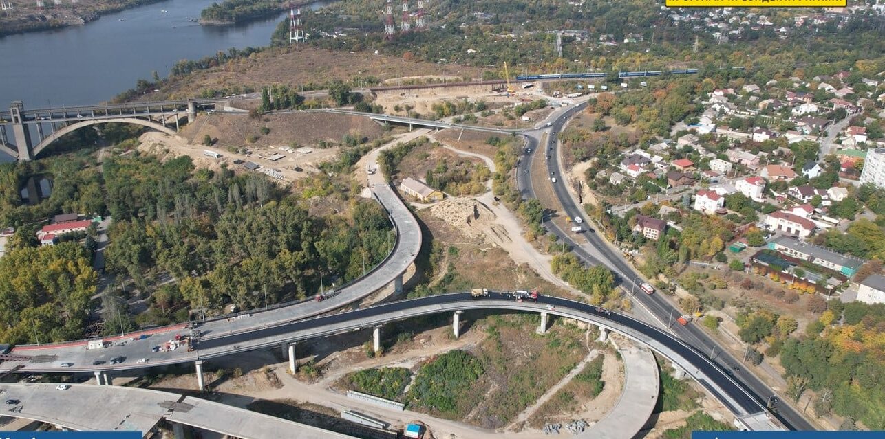 На подходах к вантовому мосту в Запорожье укладывают асфальт (ФОТО)