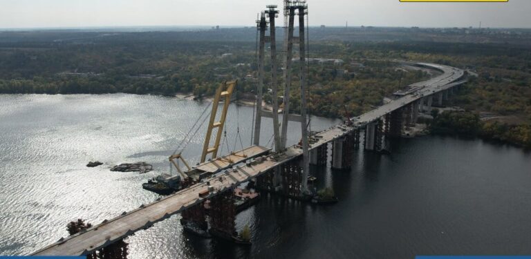 Плавкран “Захарий” смонтировал первую секцию низовой части вантового моста в Запорожье (ФОТО)