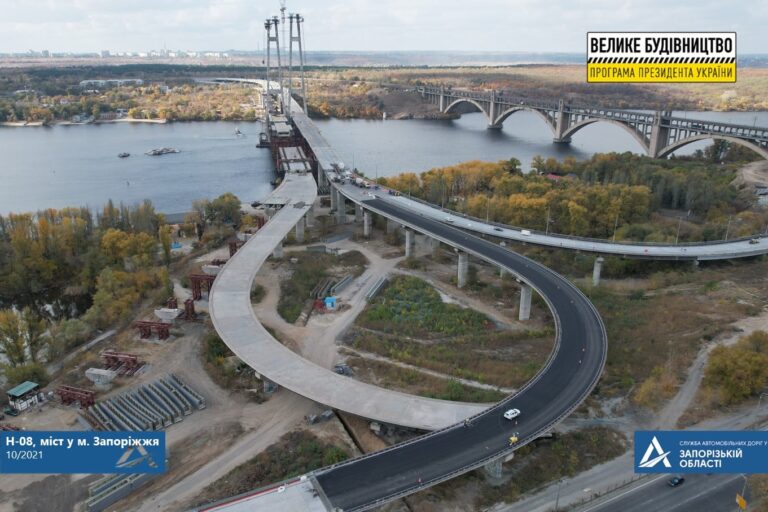 В Запорожье заасфальтировали один из подходов к вантовому мосту (ФОТО)