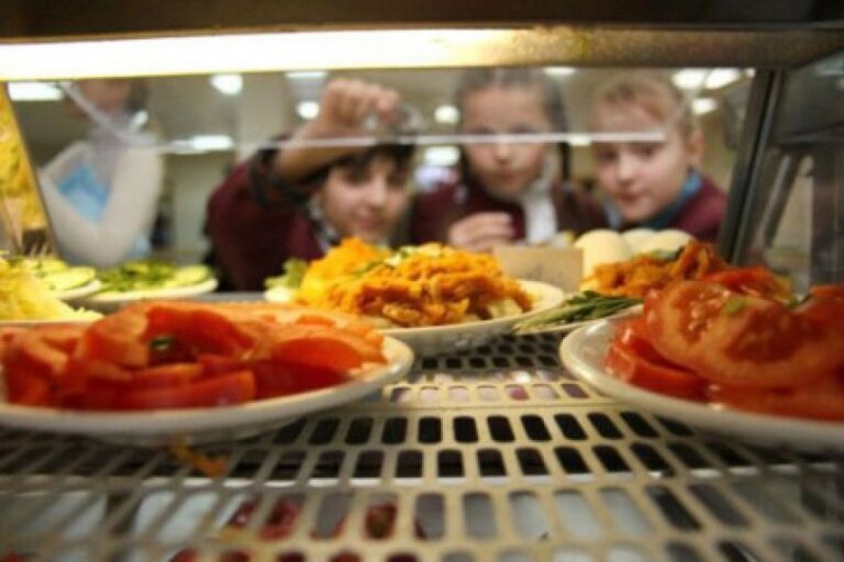 Обновленное питание в школах Запорожья: чем будут кормить детей