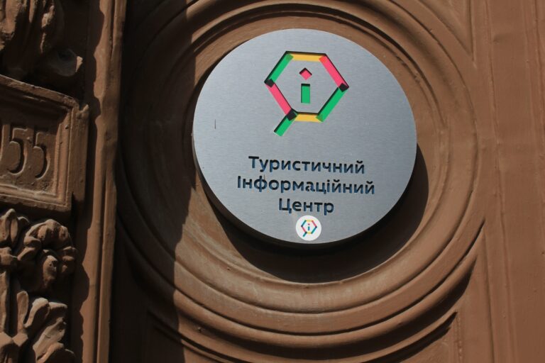 В Запорожье за полмиллиона закупят сувениры с логотипом города (ФОТО)