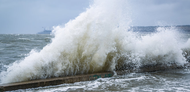 Штормовое предупреждение в Азовском море: большие волны