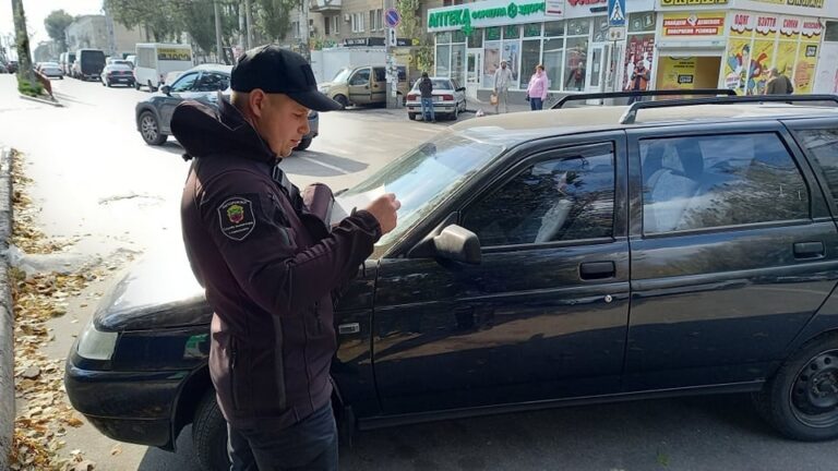 Нарушение правил парковки в Запорожье: водители разбегаются при виде инспекторов (ВИДЕО)