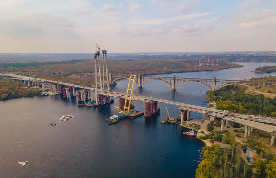 Низовую часть вантового моста монтируют в Запорожье (ВИДЕО)