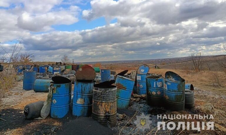 В Запорожской области обнаружили свалку с вредными веществами и использованными медицинскими приборами (ФОТО)