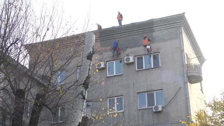 Крышу в запорожском доме на Сержанта Медведева, 7 отремонтируют к началу зимы