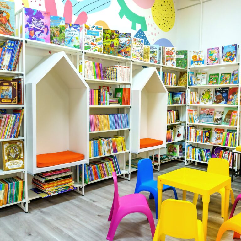 Игровая зона, “библио-кафе”, библиотайник: в Шевченковском районе Запорожья реконструировали детскую библиотеку