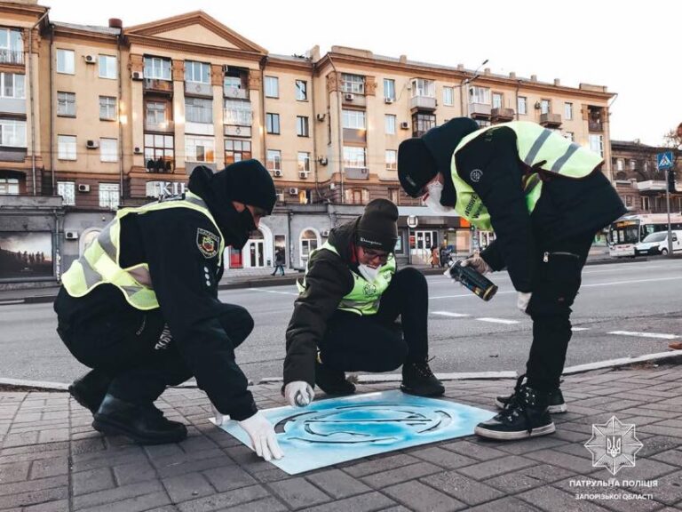 В центре Запорожья полицейские нарисовали надписи для пешеходов