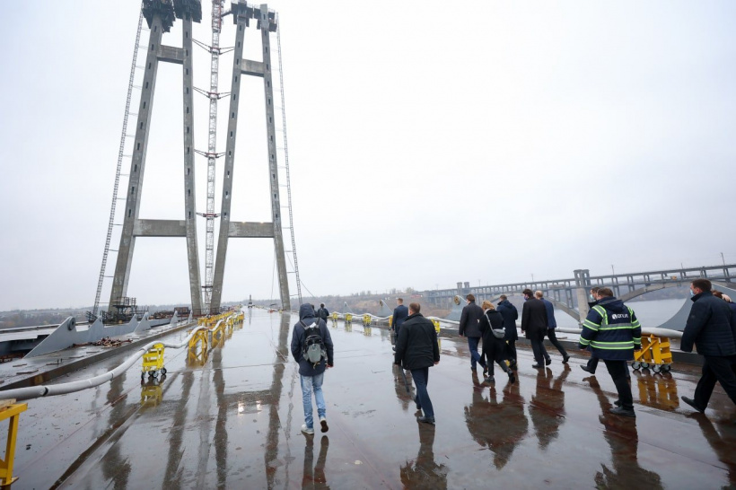 Вантовый мост в Запорожье инспектирует премьер-министр Денис Шмыгаль (ФОТО)